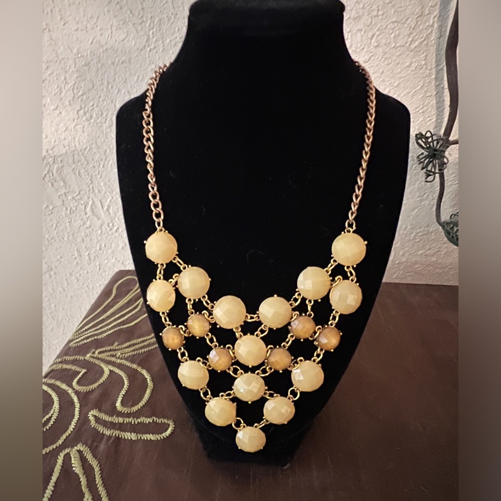 🤩 $5 SALE! 🤩 🎉 HOST PICK 🎉 Cream and Champagne Faceted Bead Gold Tone Necklace